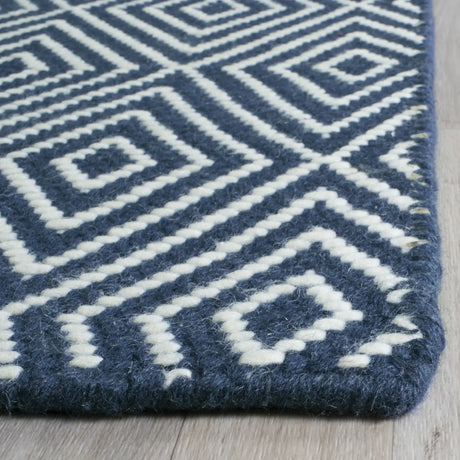 Safavieh Wilton 5'-0" x 8'-0" Rug in Navy / Ivory