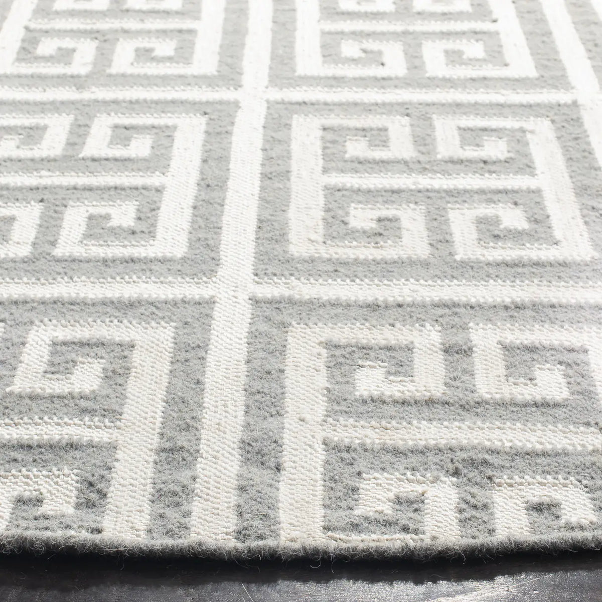 Safavieh Dhurries 7'-0" x 7'-0" Rug in Grey / Ivory