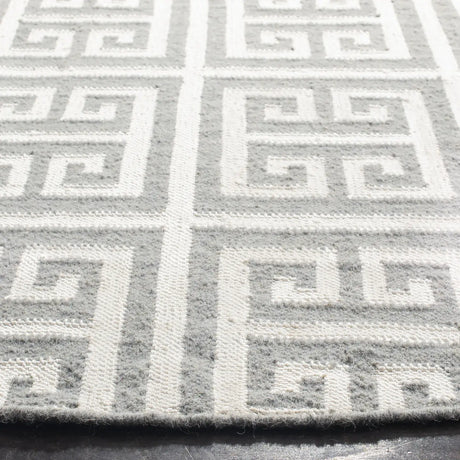 Safavieh Dhurries 7'-0" x 7'-0" Rug in Grey / Ivory