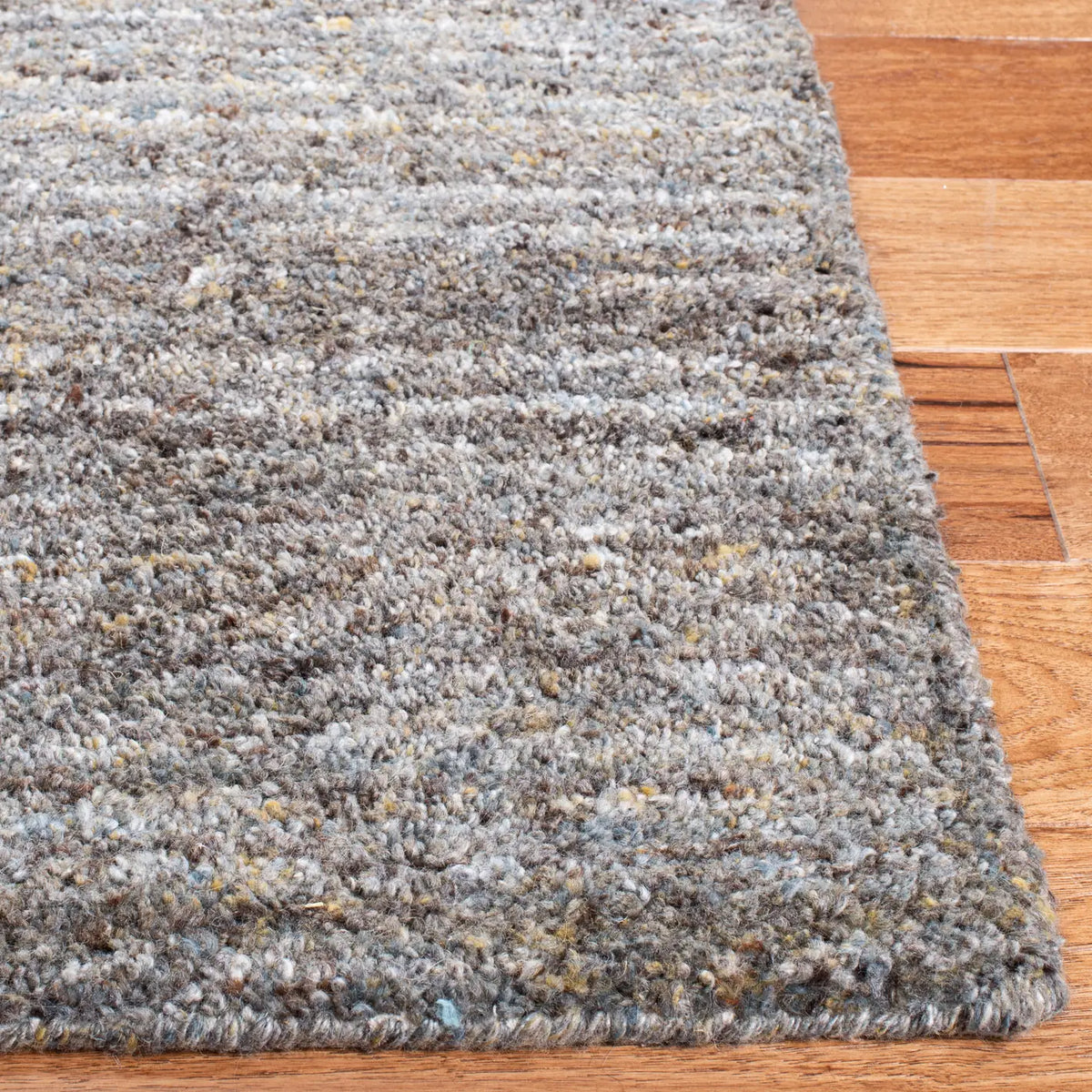 Safavieh Himalaya 5'-0" x 8'-0" Rug in Grey / Olive