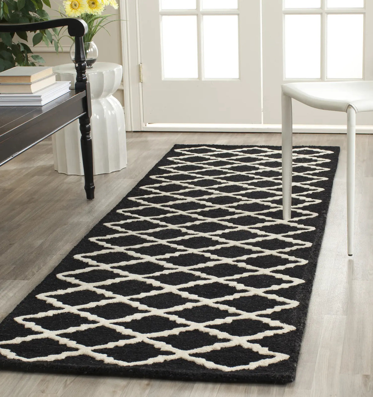 Safavieh Cambridge 2'-6" x 8'-0" Rug in Black / Ivory