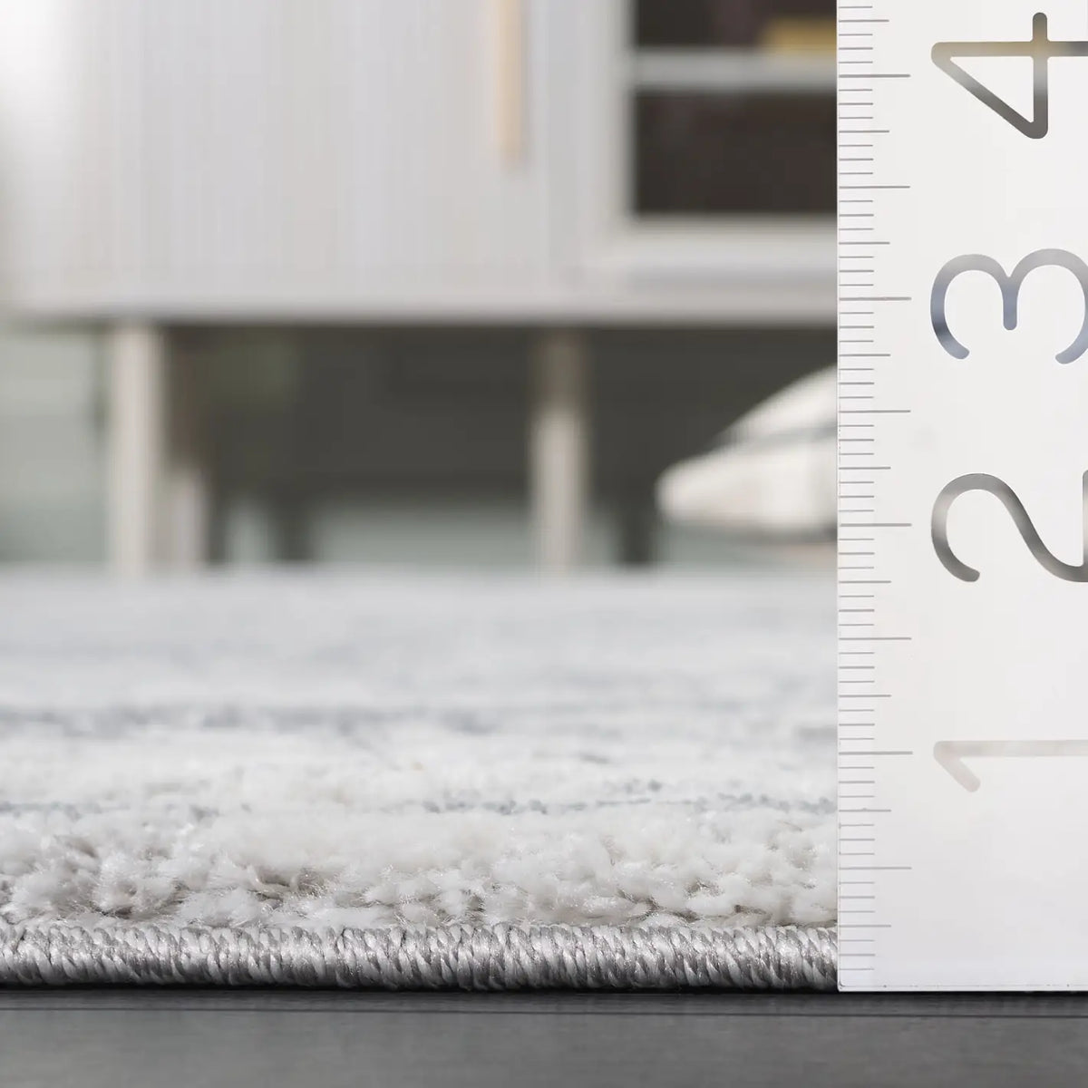 Safavieh Century 300 4'-5" x 6'-5" Rug in Grey / Ivory