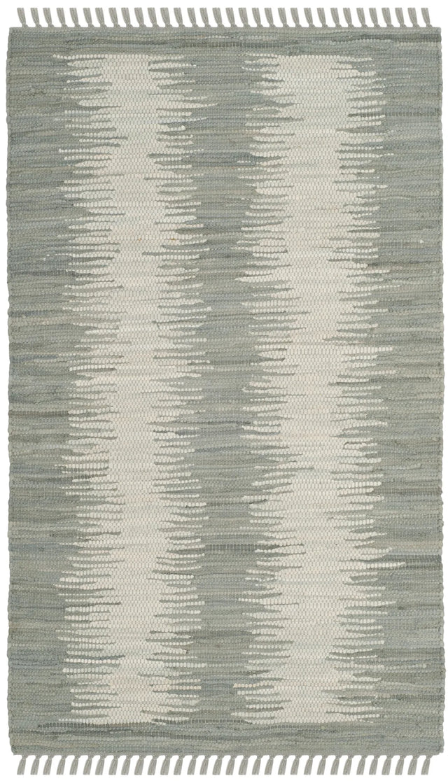Safavieh Montauk 2'-6" x 4'-0" Rug in Grey