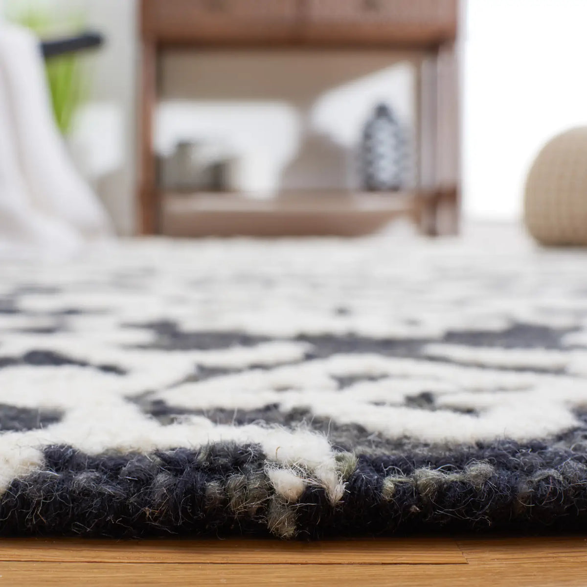 Safavieh Blossom 4'-0" x 6'-0" Rug in Black / Ivory