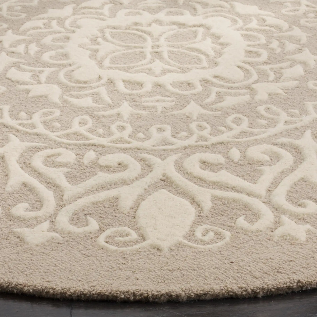 Safavieh Bella 5'-0" x 5'-0" Rug in Beige / Ivory