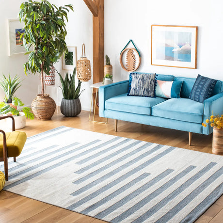 Safavieh Striped Kilim 6'-0" x 9'-0" Rug in Ivory / Blue