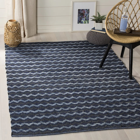 Safavieh Montauk 4'-0" x 6'-0" Rug in Navy Blue / Black