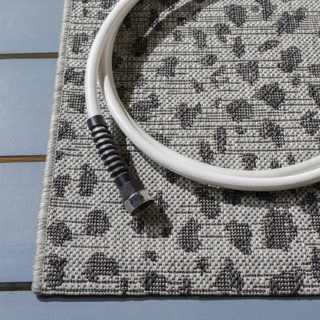 Safavieh Courtyard 4'-0" x 5'-7" Rug in Grey / Black