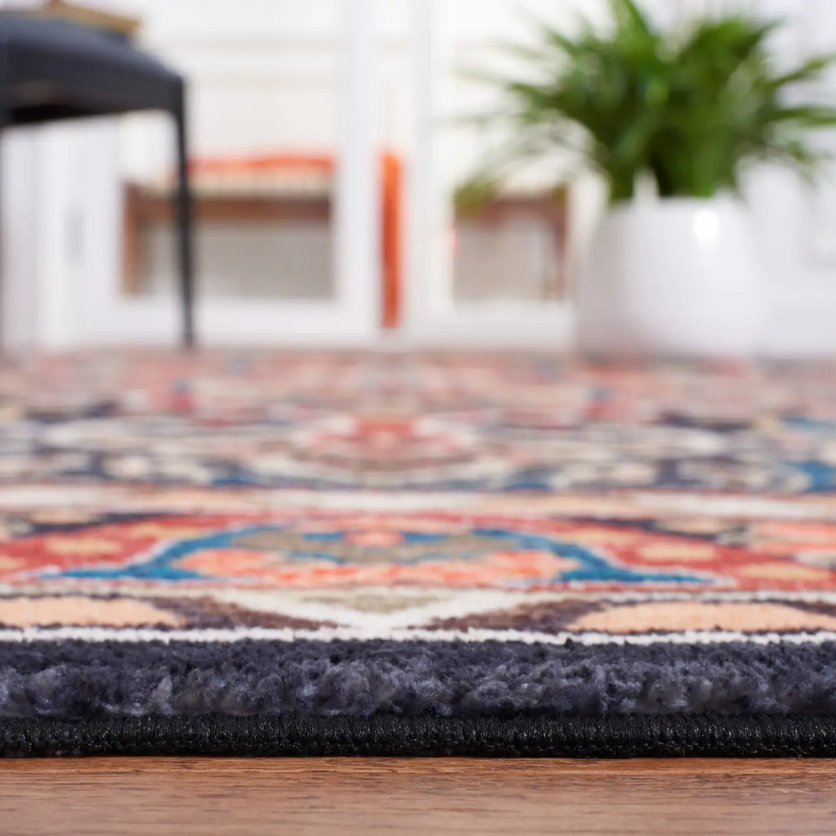 Safavieh Riviera 4'-5" x 6'-0" Rug in Red / Navy