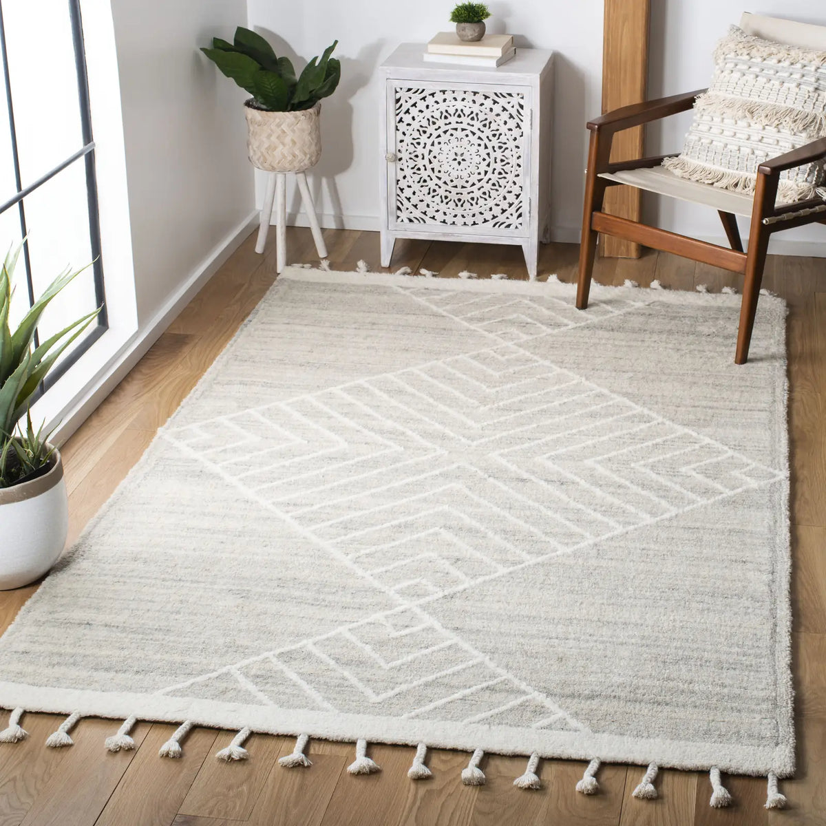Safavieh Casablanca 4'-0" x 6'-0" Rug in Beige / Ivory