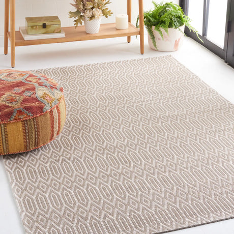 Safavieh Martha Stewart 5'-0" x 7'-0" Rug in Taupe / Cream