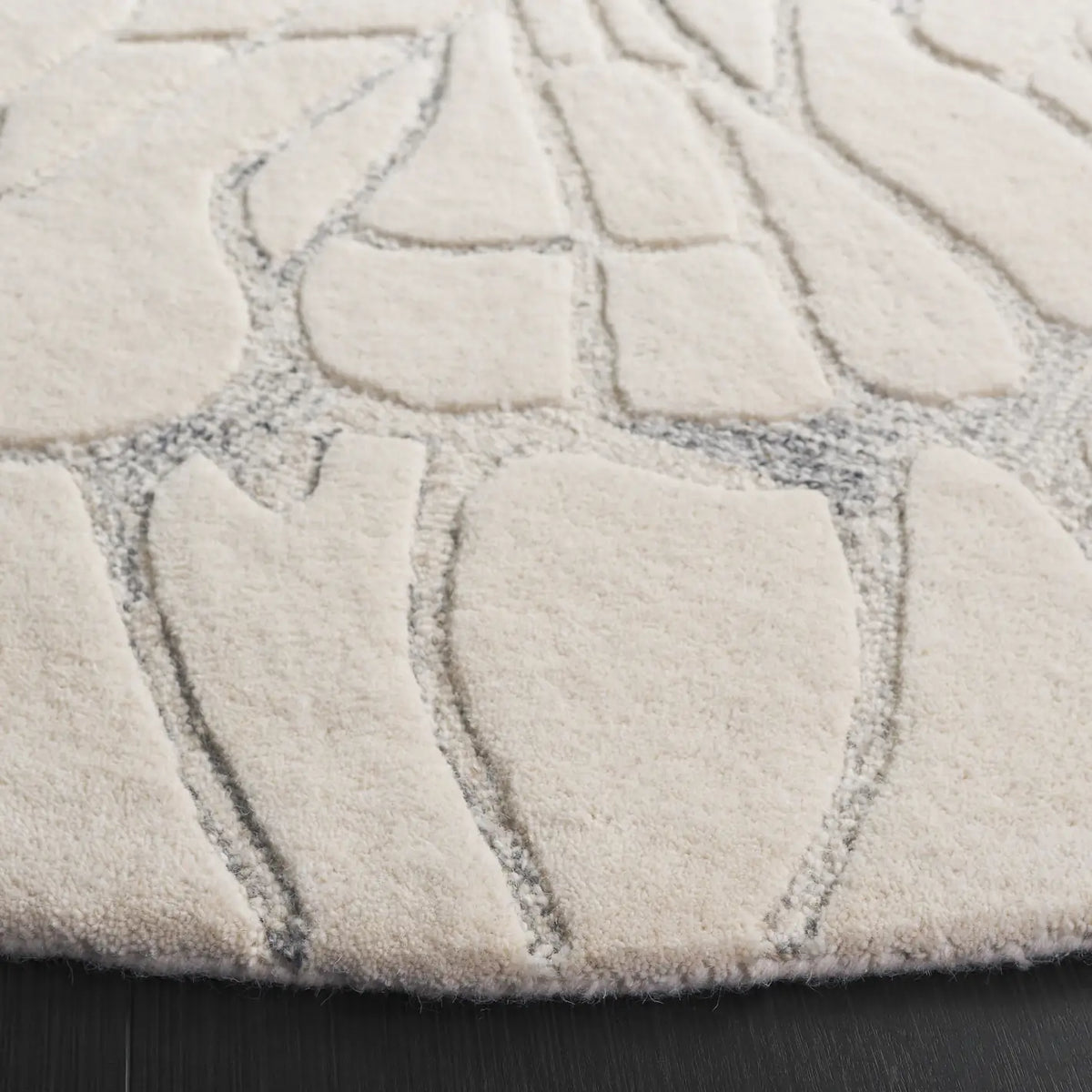 Safavieh Mykonos 6'-0" x 6'-0" Rug in Ivory / Silver