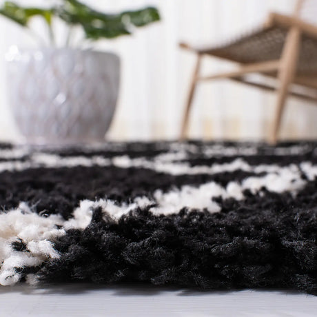 Safavieh Sgd-Dallas Shag 4'-0" x 6'-0" Rug in Black / Ivory
