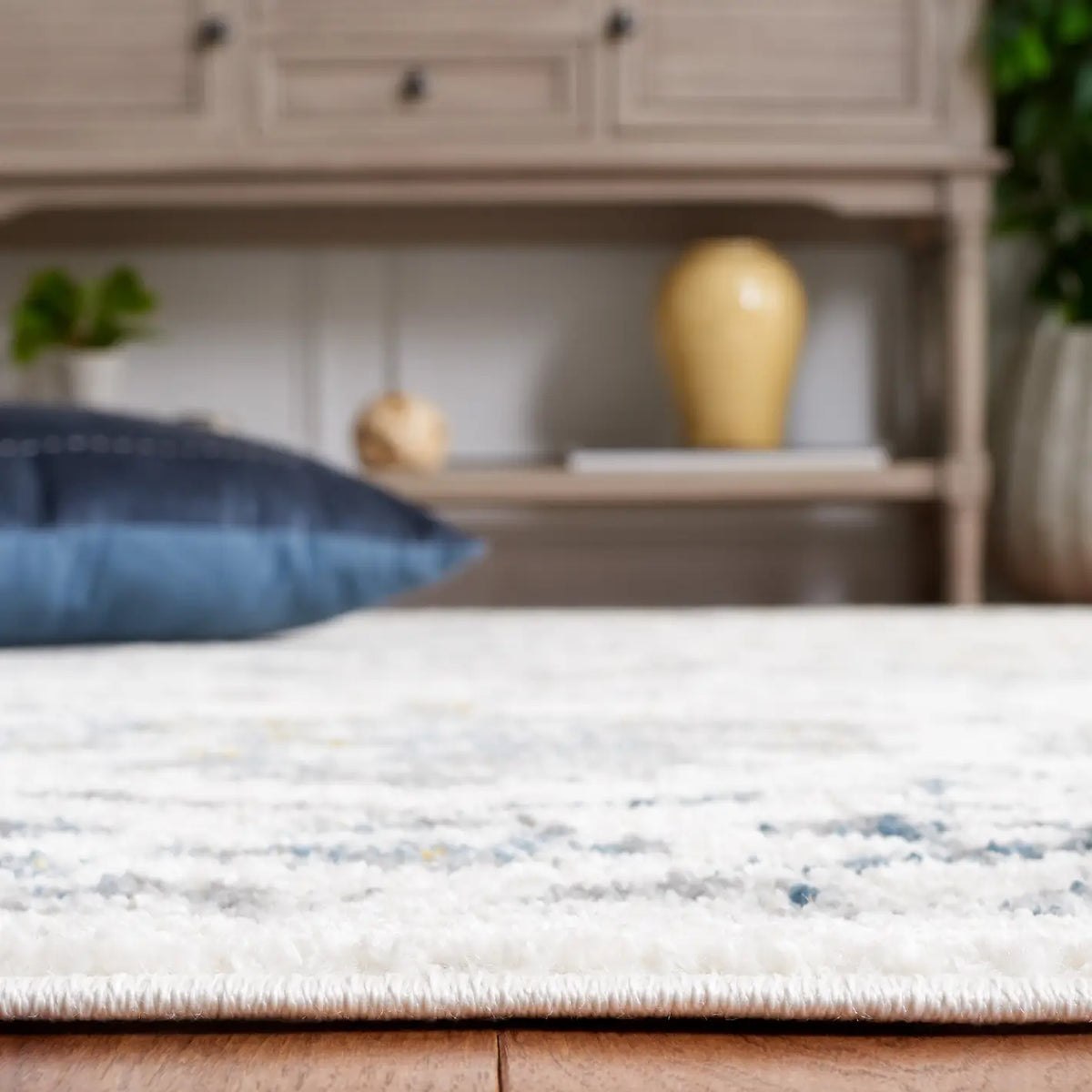 Safavieh Layla 4'-5" x 6'-5" Rug in Ivory Grey / Blue