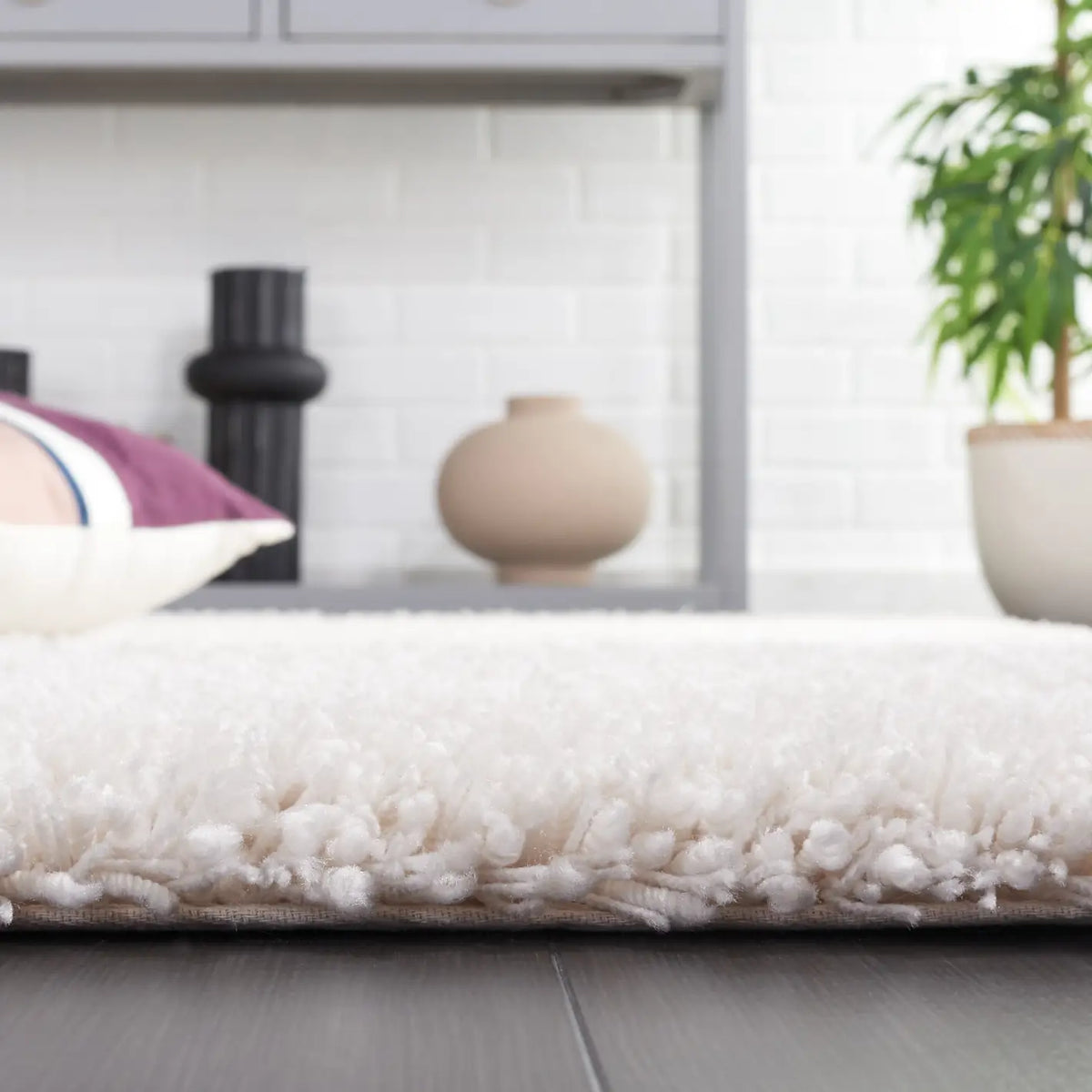 Safavieh Shag 4'-0" x 6'-0" Rug in Ivory