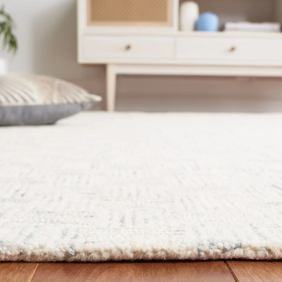 Safavieh Micro-Loop 4'-0" x 6'-0" Rug in Ivory / Grey