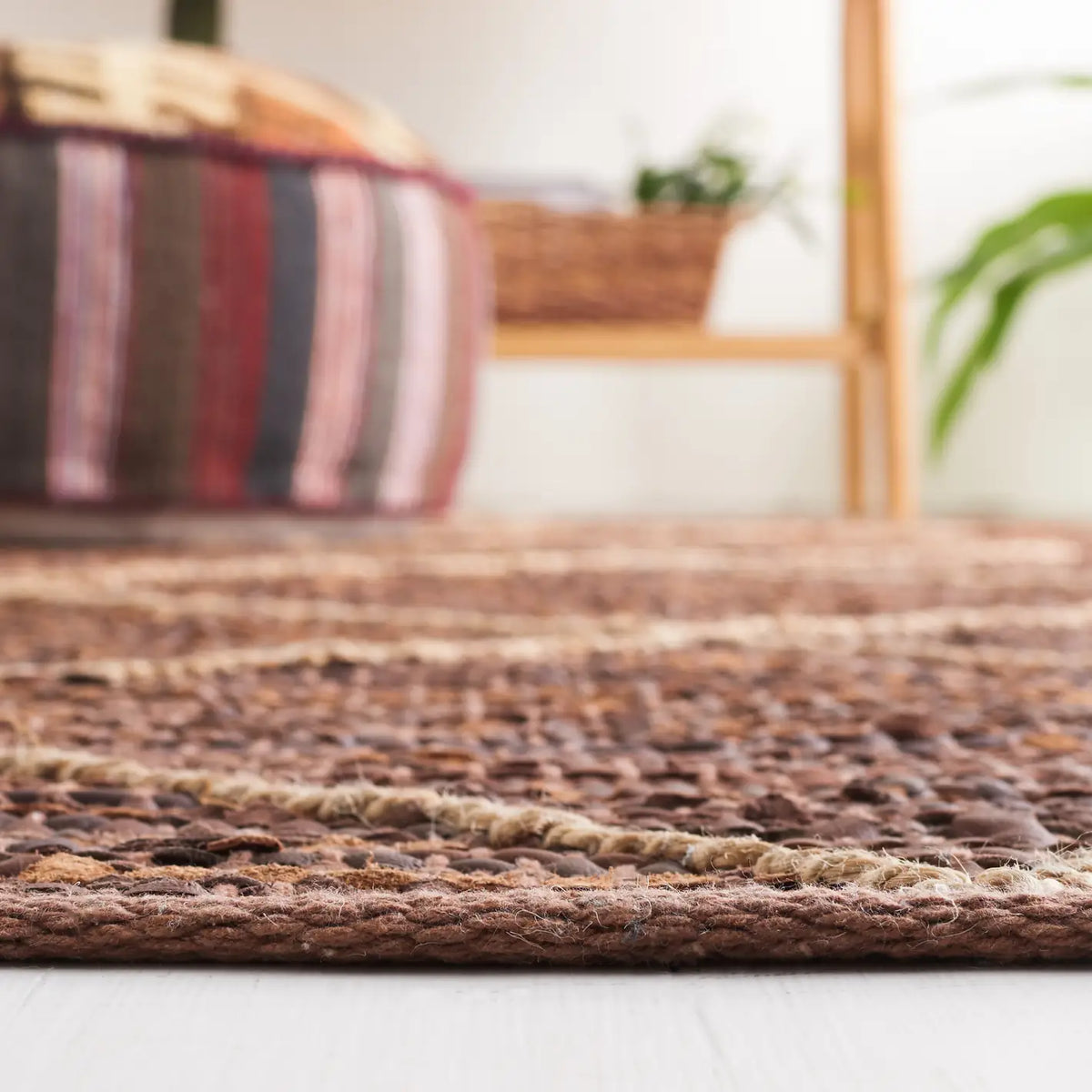 Safavieh Vintage Leather 4'-0" x 6'-0" Rug in Brown / Natural