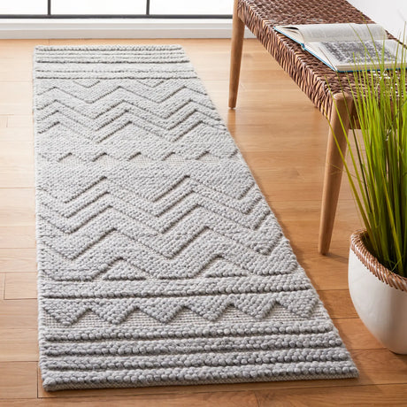 Safavieh Natura 2'-3" x 8'-0" Rug in Grey