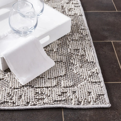 Safavieh Global 4'-0" x 6'-0" Rug in Grey / Light Grey