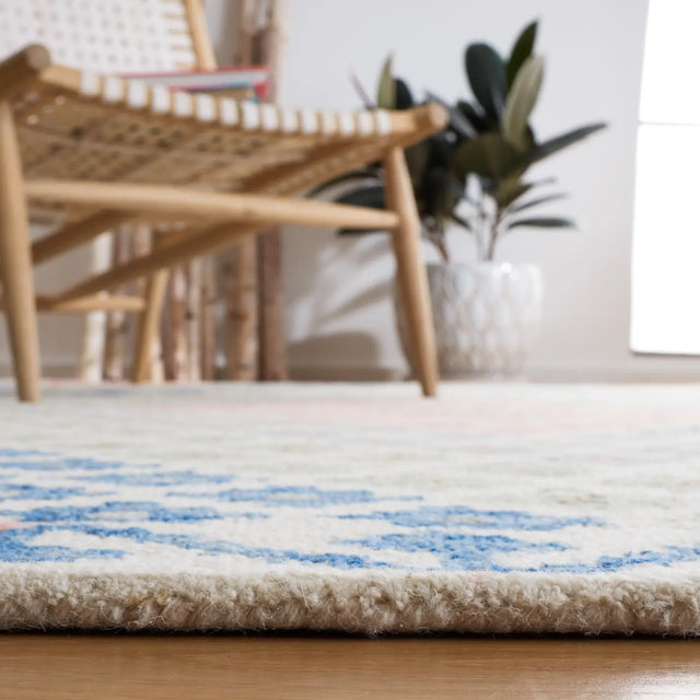 Safavieh Metro 4'-0" x 6'-0" Rug in Ivory / Blue