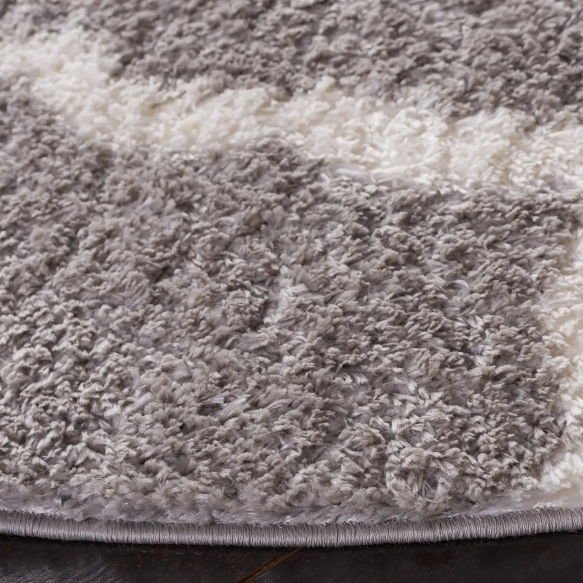 Safavieh Tahoe Shag 6'-7" x 6'-7" Rug in Grey / White