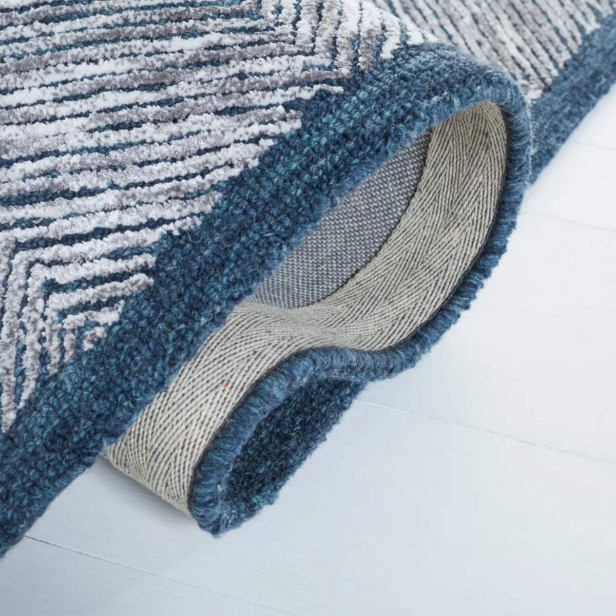 Safavieh Soho 4'-0" x 6'-0" Rug in Dark Grey / Ivory