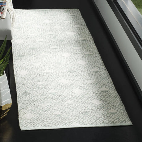 Safavieh Montauk 2'-3" x 7'-0" Rug in Light Green / Ivory