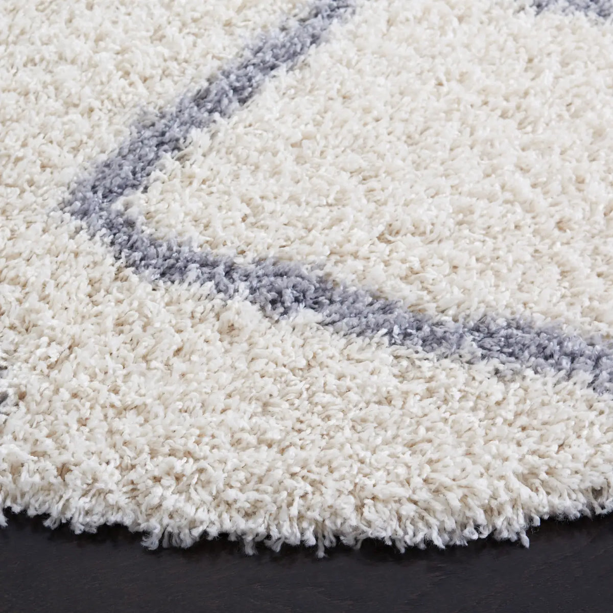 Safavieh Venus Shag 600 6'-7" x 6'-7" Rug in Ivory / Grey