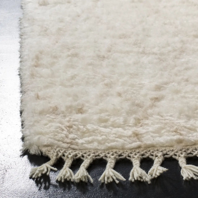 Safavieh Casablanca 5'-0" x 8'-0" Rug in Ivory / Beige