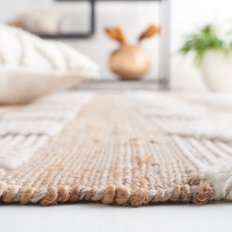 Safavieh Natural Fiber 4'-0" x 6'-0" Rug in Natural / Ivory