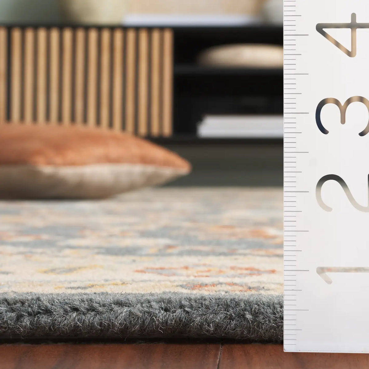 Safavieh Classic 4'-0" x 6'-0" Rug in Dark Grey / Ivory