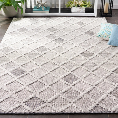 Safavieh Global 4'-0" x 6'-0" Rug in Grey / Ivory