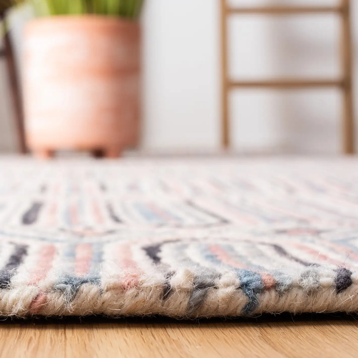 Safavieh Micro-Loop 4'-0" x 6'-0" Rug in Pink / Grey