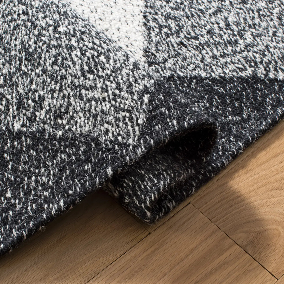 Safavieh Kilim 4'-0" x 6'-0" Rug in Black / Ivory