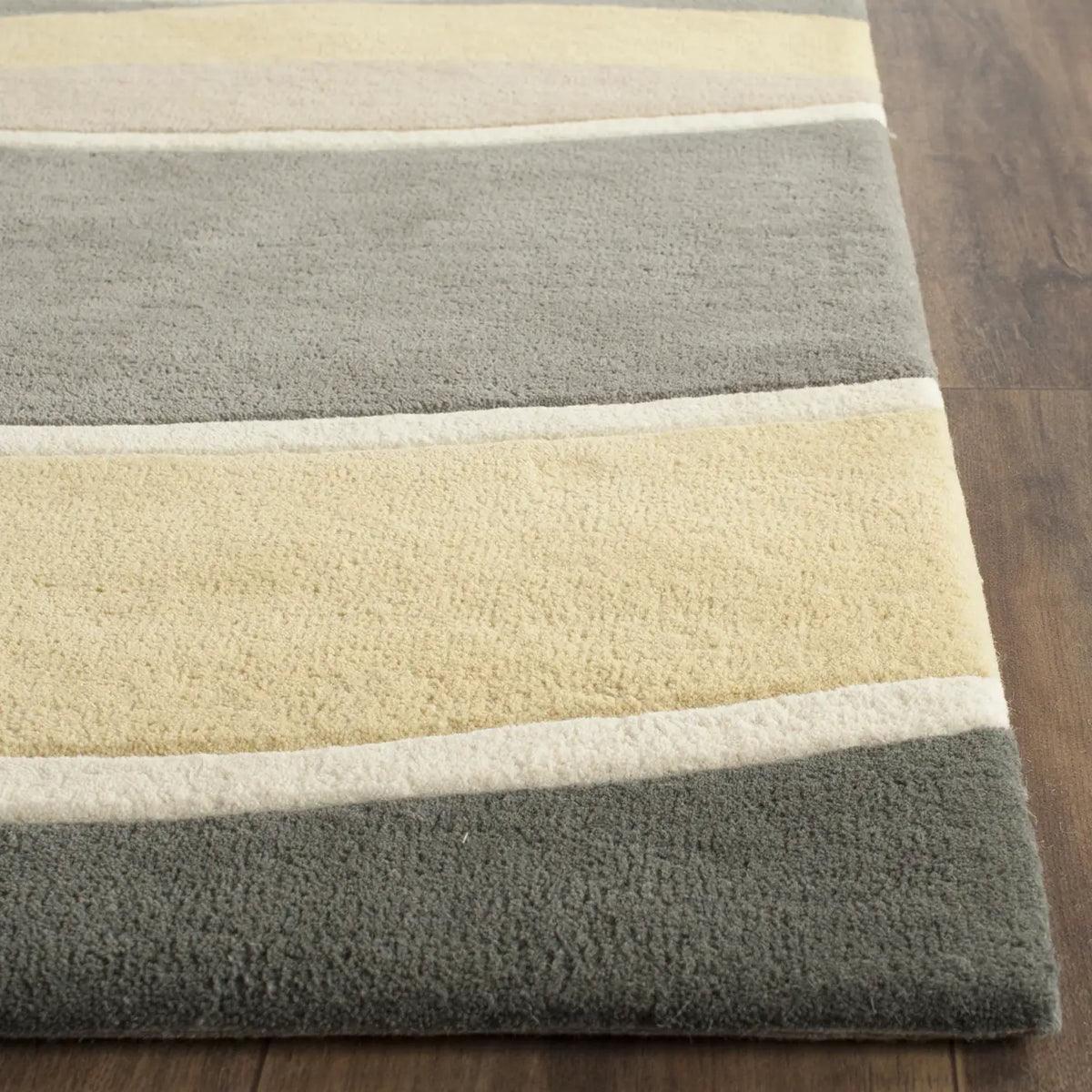 Safavieh Soho 2'-6" x 8'-0" Rug in Grey / Gold