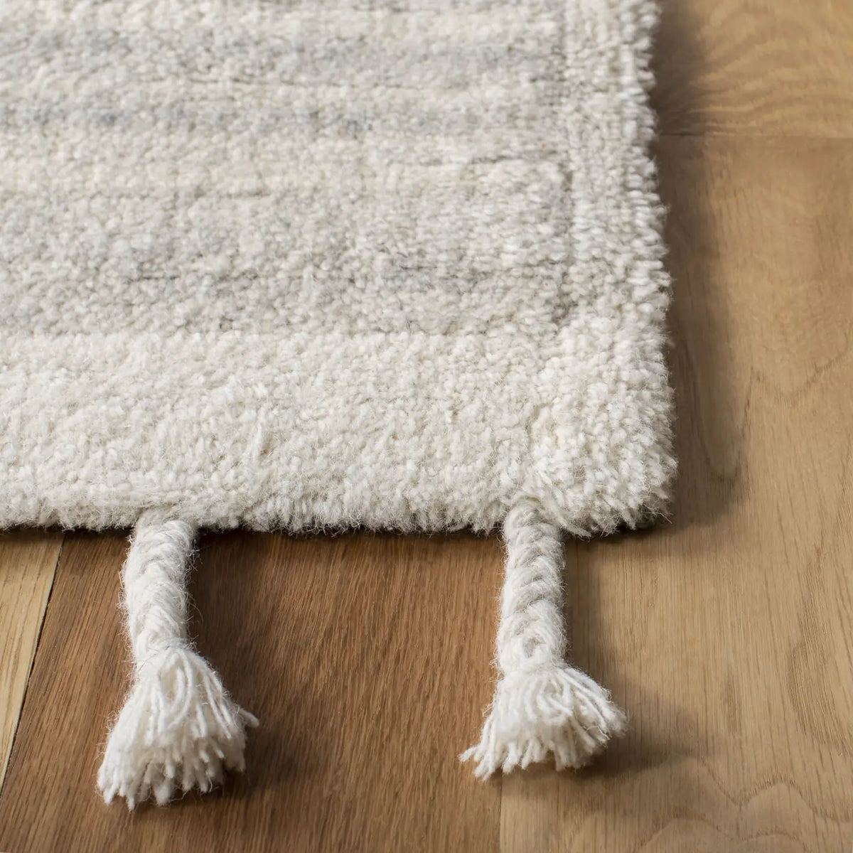 Safavieh Casablanca 4'-0" x 6'-0" Rug in Beige / Ivory