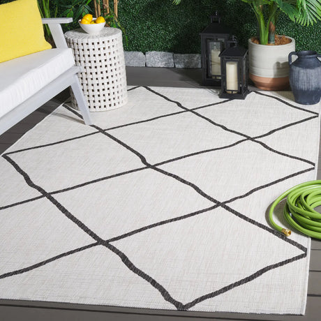 Safavieh Courtyard 4'-0" x 5'-7" Rug in Ivory / Black