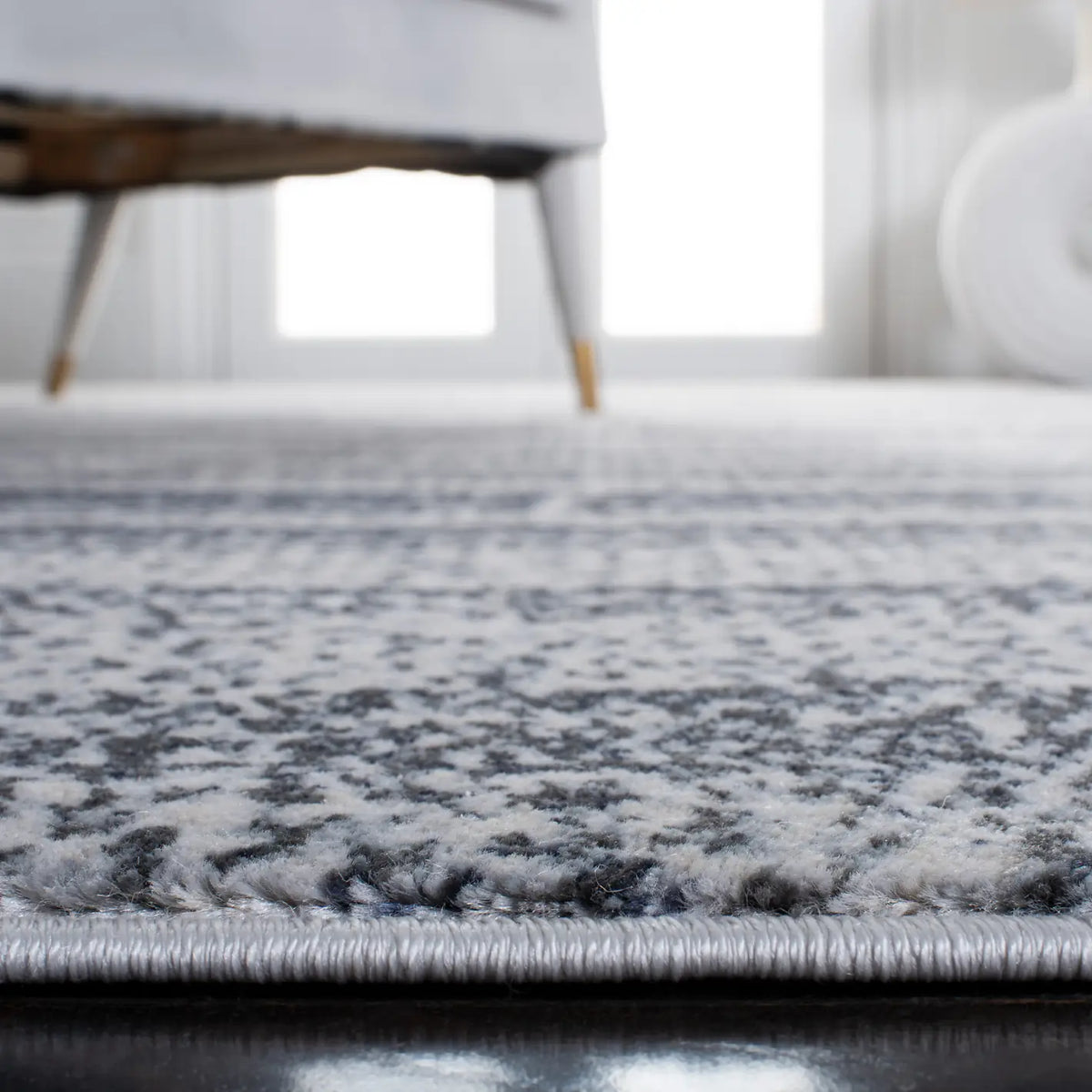 Safavieh Carnegie 4'-0" x 6'-0" Rug in Grey / Navy