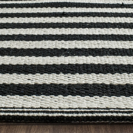 Safavieh Montauk 10'-0" x 14'-0" Rug in Ivory / Black