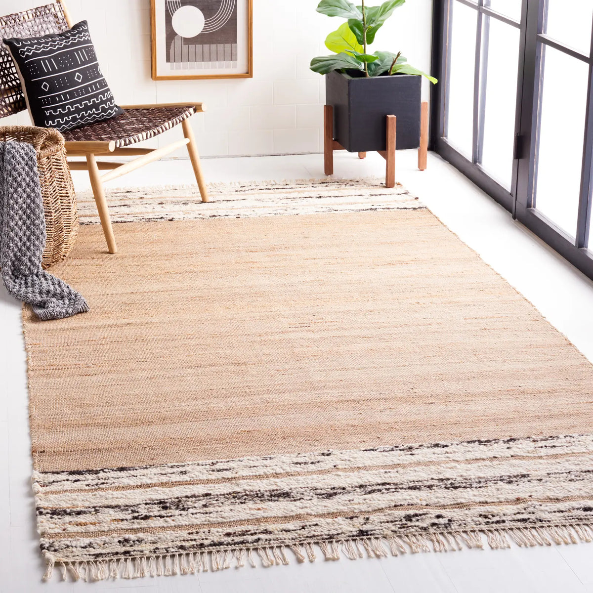 Safavieh Natura 4'-0" x 6'-0" Rug in Natural / Black