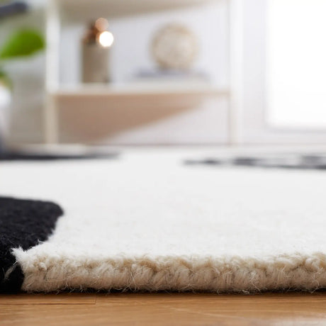 Safavieh Rodeo Drive 4'-0" x 6'-0" Rug in Ivory / Black