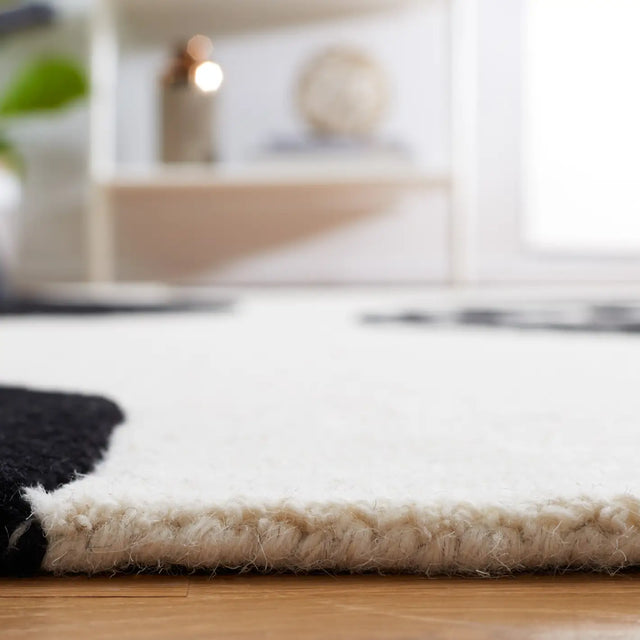 Safavieh Rodeo Drive 4'-0" x 6'-0" Rug in Ivory / Black