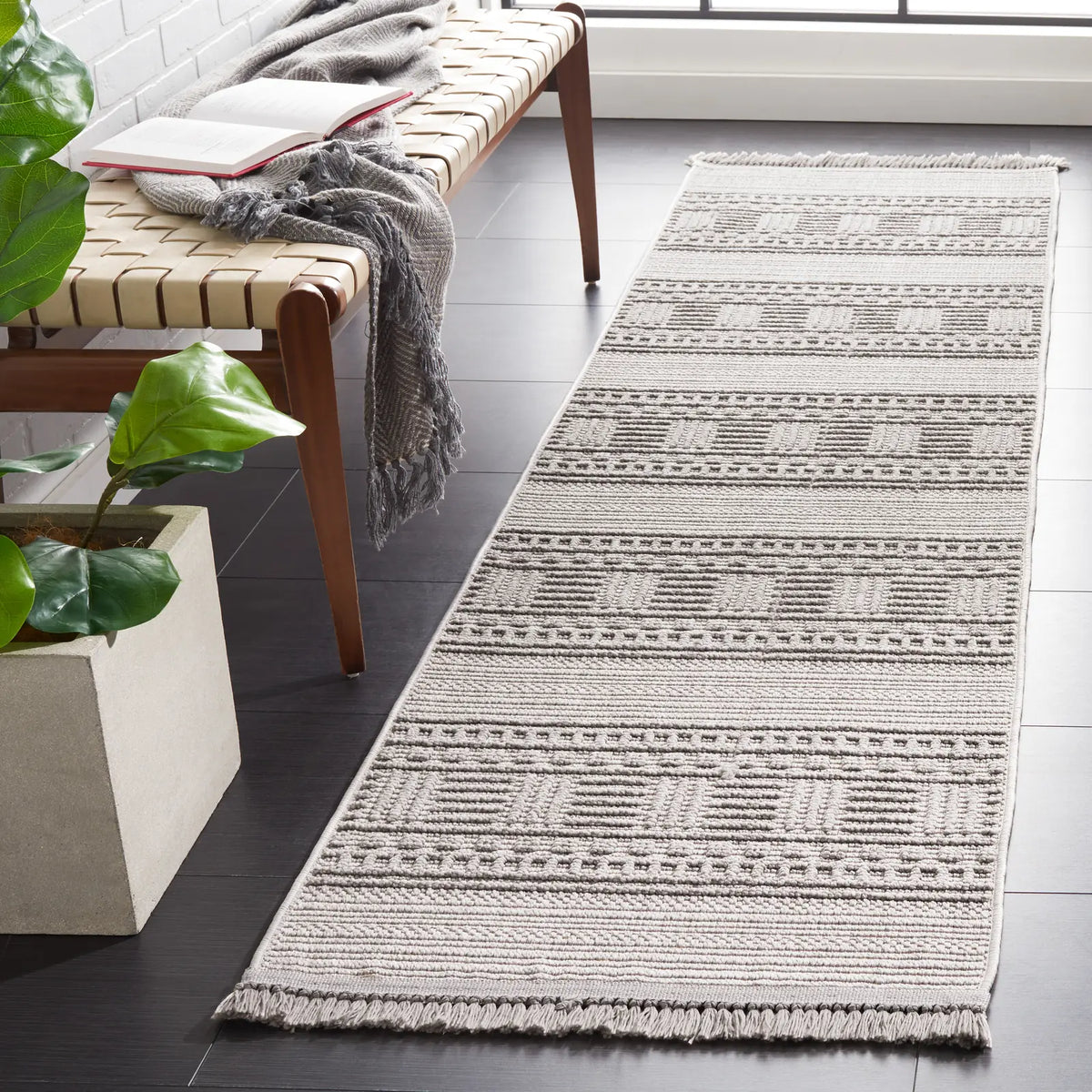 Safavieh Camden 2'-2" x 8'-0" Rug in Grey