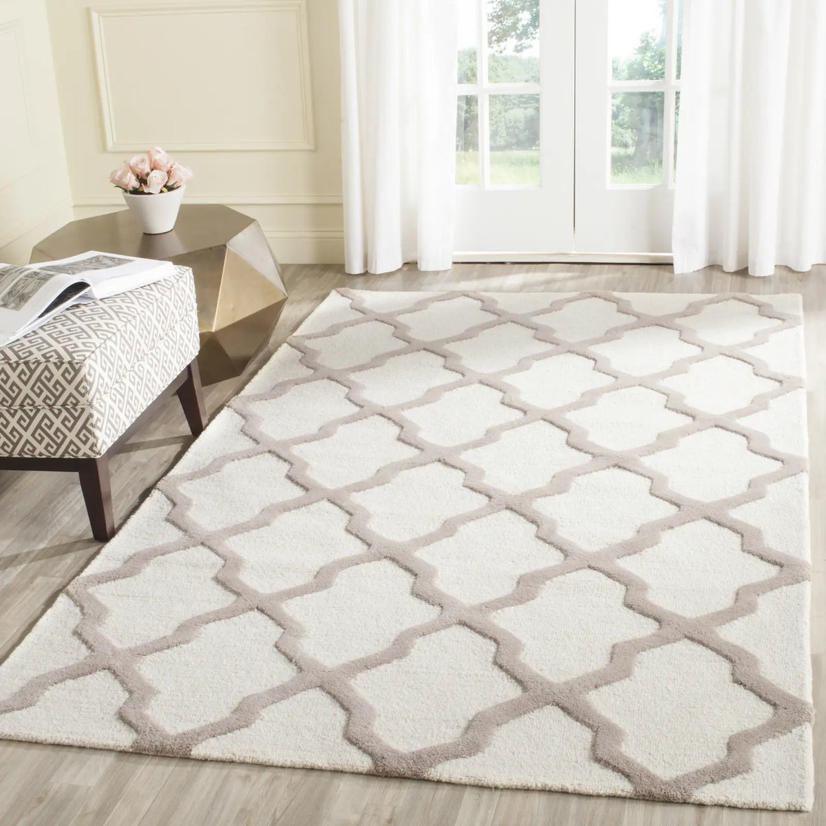 Safavieh Cambridge 5'-0" x 8'-0" Rug in Ivory / Beige