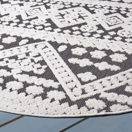 Safavieh Cabana 6'-7" x 6'-7" Rug in Ivory / Grey