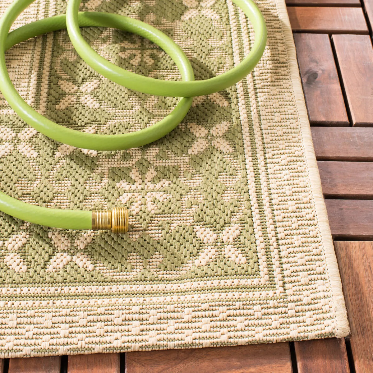 Safavieh Courtyard 4'-0" x 5'-7" Rug in Cream / Green