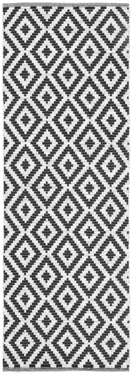 Safavieh Montauk 2'-3" x 7'-0" Rug in Black / Ivory