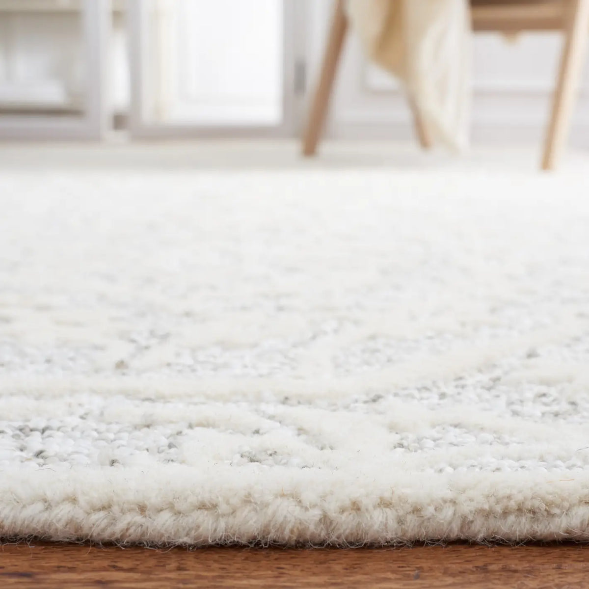 Safavieh Antiquity 4'-0" x 6'-0" Rug in Silver / Ivory