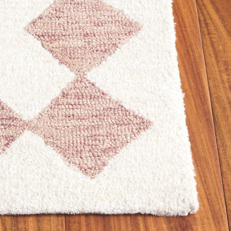 Safavieh Ebony 4'-0" x 6'-0" Rug in Pink / Ivory
