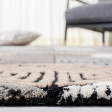 Safavieh Fifth Avenue 4'-0" x 6'-0" Rug in Ivory / Grey